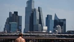 Una donna prende il sole a Londra, mentre per martedì 23 giugno 2026 è prevista un'ondata di caldo.