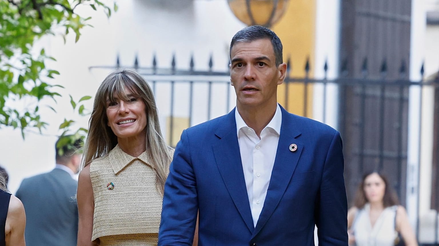 El presidente del Gobierno español, Pedro Sánchez, y su esposa, Begoña Gómez, llegan a una cena de gala de las Naciones Unidas en Sevilla, España, el 30 de junio de 2025.