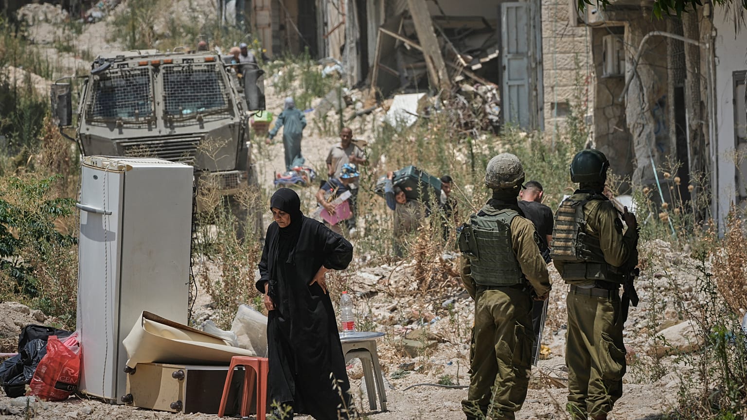 فلسطينيون يجمعون أغراضهم من منازلهم التي تم إخلاؤها في مخيم طولكرم للاجئين في الضفة الغربية بينما يقف جنود إسرائيليون على مقربة، الأربعاء 17 يونيو/حزيران 2026. (صورة من وكالة 