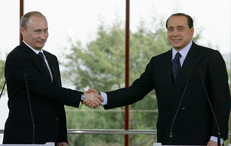 Aprile 2008: stretta di mano tra Putin e Berlusconi dopo i colloqui a Villa Certosa, a Porto Rotondo