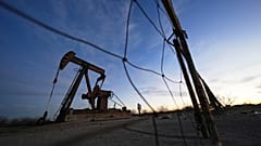 Vor Sonnenaufgang am 26. Februar 2025 steht in Kermit, Texas, ein Förderbock.