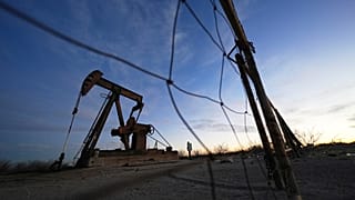 Станок-качалка виден до рассвета 26 февраля 2025 года в городе Кермит, штат Техас.