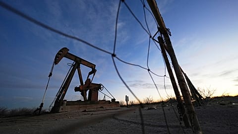 Vor Sonnenaufgang am 26. Februar 2025 steht in Kermit, Texas, ein Förderbock.