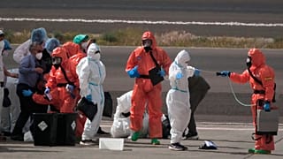 Las autoridades se desinfectan tras el caso del crucero MV Hondius