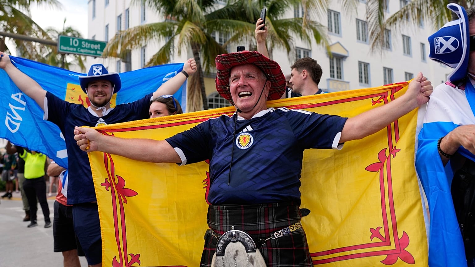 Fans der schottischen Tartan Army versammeln sich am Vorabend des WM-Gruppenspiels der Gruppe C Schottland gegen Brasilien auf der Ocean Drive – 23. Juni 2026