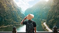Un viajero observa un río de Ninh Bình, en Vietnam