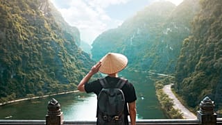 Un viajero observa un río de Ninh Bình, en Vietnam