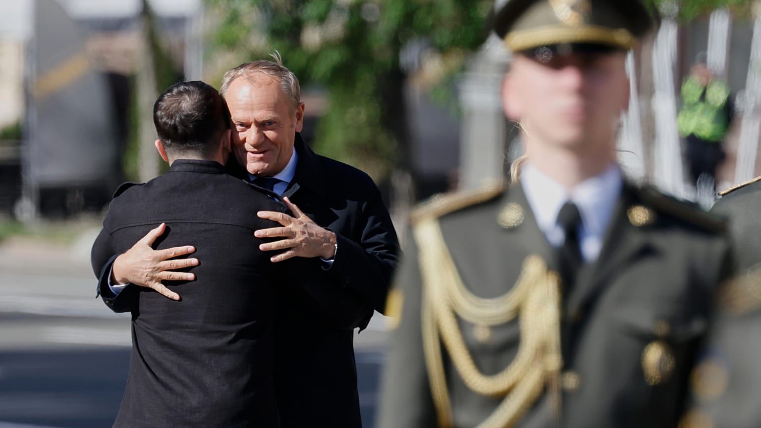 El presidente de Ucrania, Volodímir Zelenski, saluda en Kiev al primer ministro de Polonia, Donald Tusk, el diez de mayo de 2025.