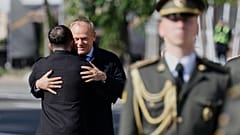 Il presidente ucraino Volodymyr Zelensky saluta il primo ministro polacco Donald Tusk a Kiev, in Ucraina, il 10 maggio 2025.