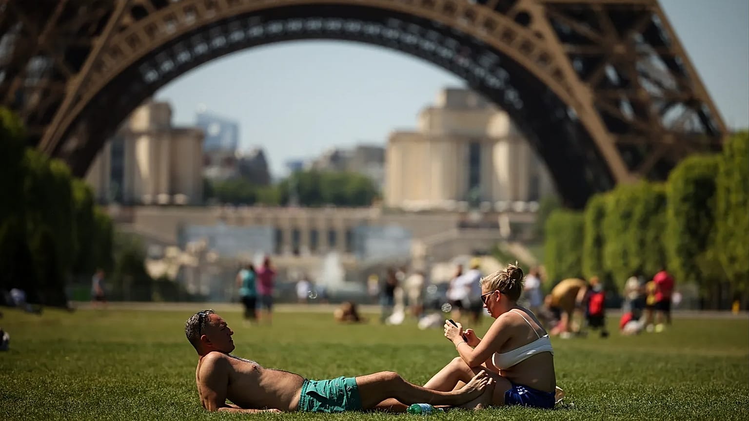 La France suffoque sous une chaleur extrême.