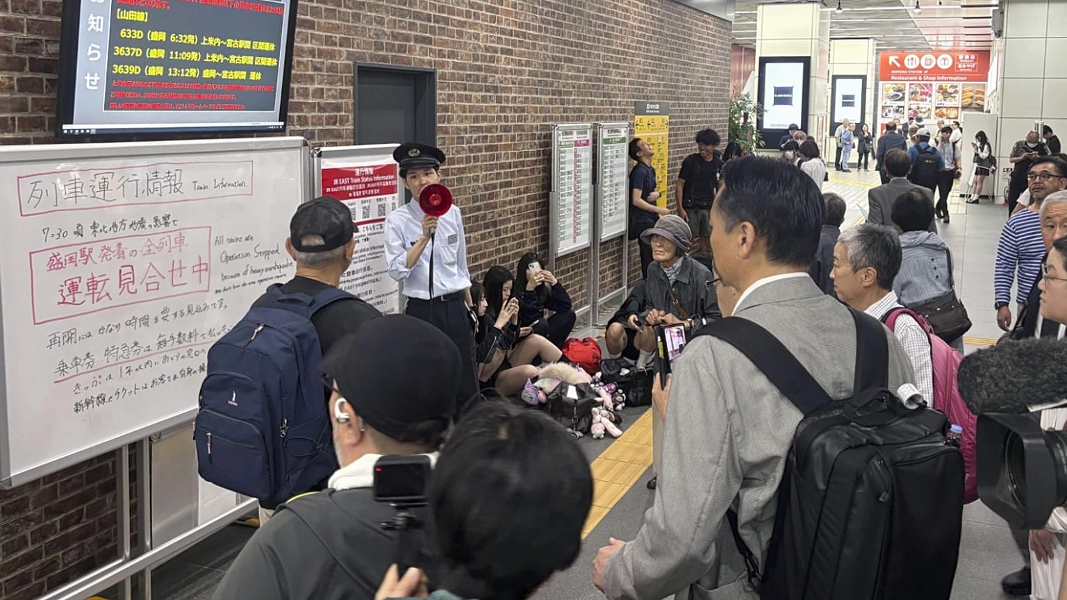 Japonya'da depremin ardından bir tren istasyonunda yaşanan gecikme anları.
