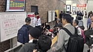 Japonya'da depremin ardından bir tren istasyonunda yaşanan gecikme anları.