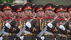 Militares norcoreanos asisten al desfile militar del Día de la Victoria en Moscú el sábado nueve de mayo de 2026.