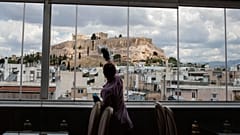 Εργάτης καθαρίζει τα παράθυρα