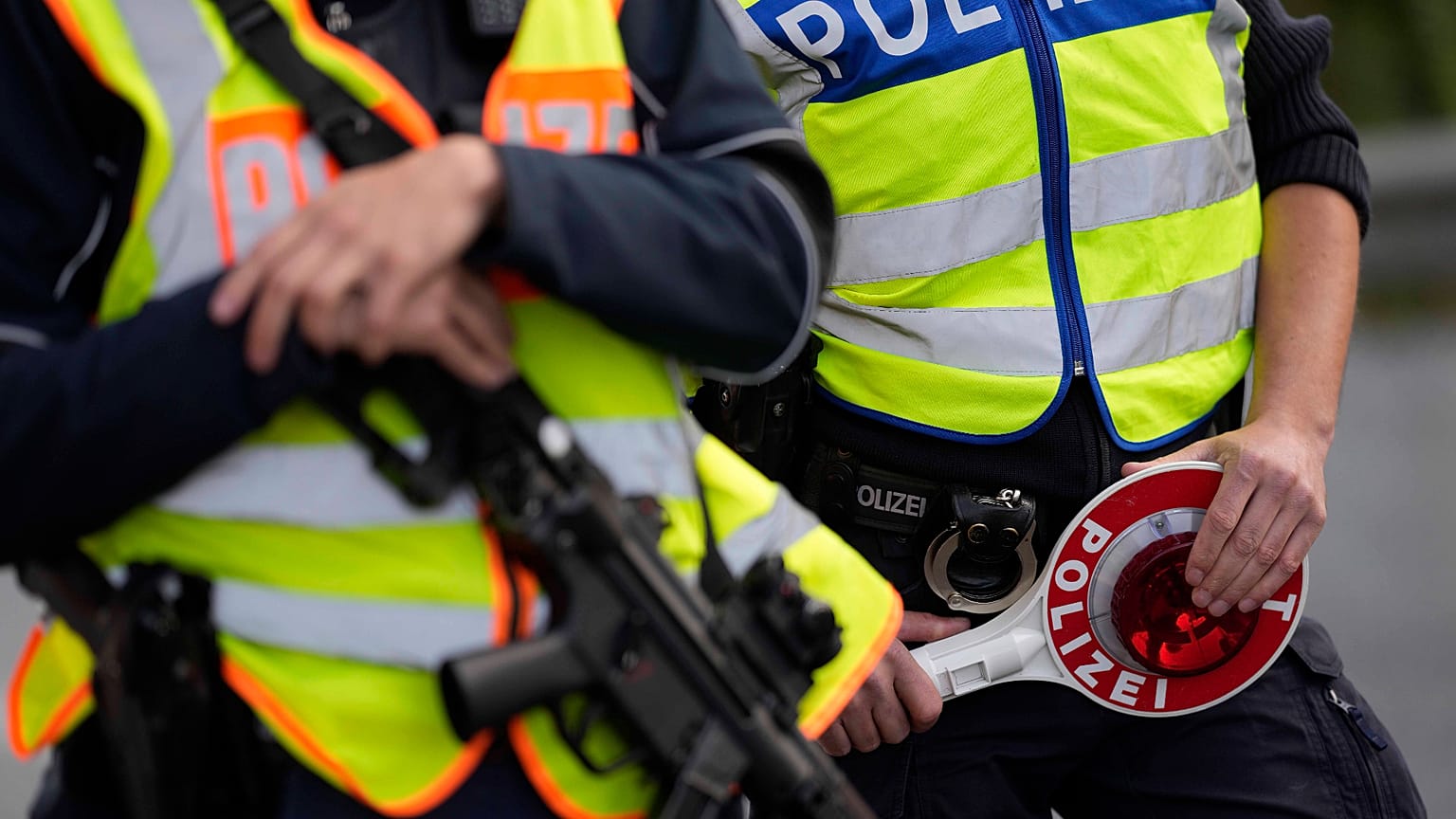 Symbolfoto. Beamte der Bundespolizei kontrollieren am 9. Oktober 2023, Fahrzeuge am deutsch-österreichischen Grenzübergang in Kiefersfelden.