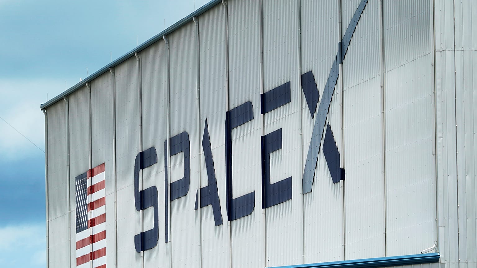 ARCHIVIO - Il logo di SpaceX esposto su un edificio il 26 maggio 2020 al Kennedy Space Center di Cape Canaveral,