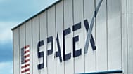 ΑΡΧΕΙΟ - Το λογότυπο της SpaceX εμφανίζεται σε κτίριο στις 26 Μαΐου 2020 στο Διαστημικό Κέντρο Κένεντι στο Ακρωτήριο Κανάβεραλ,