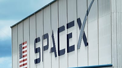Na zdjęciu archiwalnym z 26 maja 2020 r. logo SpaceX na budynku Centrum Kosmicznego im. Kennedy’ego w Cape Canaveral.