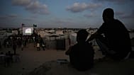 فلسطينيون يشاهدون البث المباشر لمباراة كأس العالم لكرة القدم بين إسبانيا والمملكة العربية السعودية على شاشة في خان يونس بوسط قطاع غزة الأحد 21 يونيو 2026.