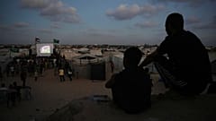 فلسطينيون يشاهدون البث المباشر لمباراة كأس العالم لكرة القدم بين إسبانيا والمملكة العربية السعودية على شاشة في خان يونس بوسط قطاع غزة الأحد 21 يونيو 2026.