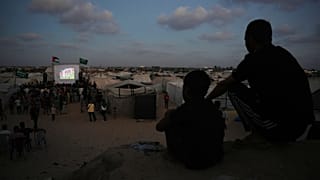 فلسطينيون يشاهدون البث المباشر لمباراة كأس العالم لكرة القدم بين إسبانيا والمملكة العربية السعودية على شاشة في خان يونس بوسط قطاع غزة الأحد 21 يونيو 2026.