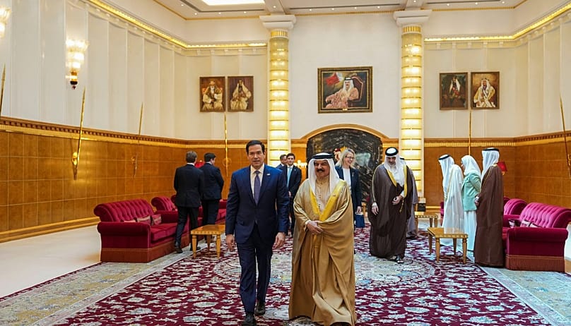 وزير الخارجية الأمريكي ماركو روبيو، يسارا، وملك البحرين حمد بن عيسى آل خليفة يغادران بعد لقائهما في قصر الصخير قرب الزلاق، البحرين، الخميس 25 حزيران/يونيو 2