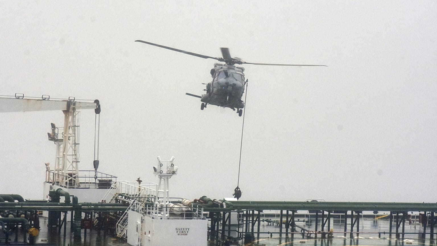 ARCHIVES : des soldats français utilisent une corde depuis un hélicoptère NH90 pour intercepter un pétrolier en provenance de Russie, le 31 mai 2026.