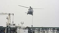 ARCHIVES : des soldats français utilisent une corde depuis un hélicoptère NH90 pour intercepter un pétrolier en provenance de Russie, le 31 mai 2026.