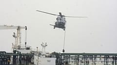 ARCHIVES : des soldats français utilisent une corde depuis un hélicoptère NH90 pour intercepter un pétrolier en provenance de Russie, le 31 mai 2026.