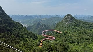 Dal picco Ruyi le formazioni carsiche calcaree si estendono a perdita d’occhio.