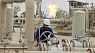 عامل عراقي في مصفاة بمدينة البصرة 