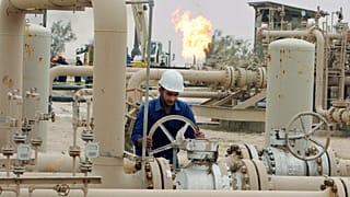 عامل عراقي في مصفاة بمدينة البصرة 