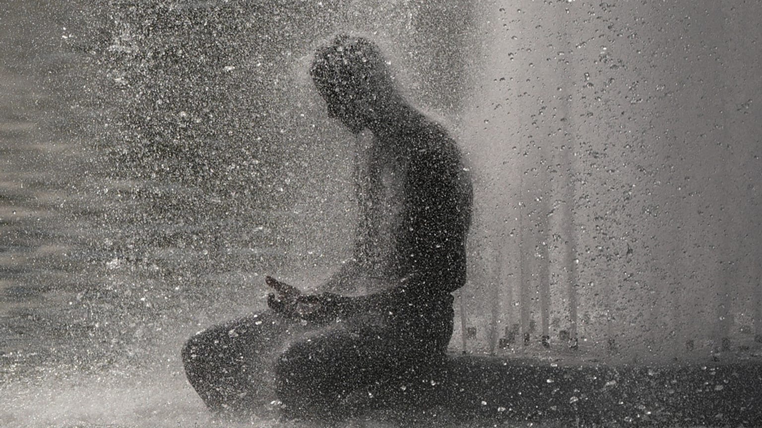 ARCHIVE : Une personne se rafraîchit à la fontaine du Trocadéro, près de la Tour Eiffel, lors d'une vague de chaleur à Paris, mercredi 24 juin 2026