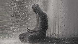 ARCHIVE : Une personne se rafraîchit à la fontaine du Trocadéro, près de la Tour Eiffel, lors d'une vague de chaleur à Paris, mercredi 24 juin 2026