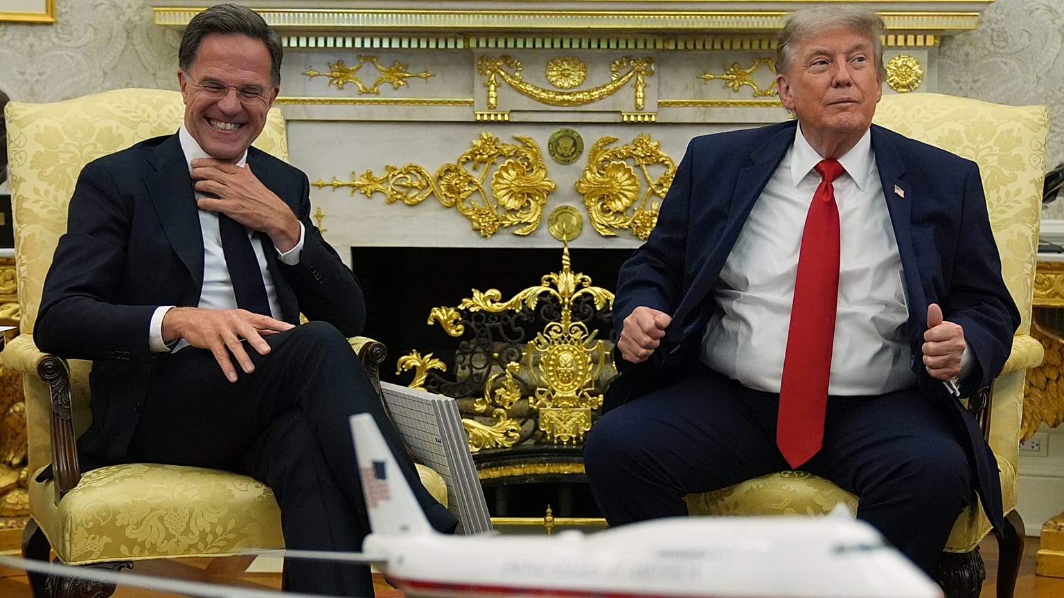 El presidente Donald Trump se reúne con el secretario general de la OTAN, Mark Rutte, en el Despacho Oval de la Casa Blanca, el miércoles 24 de junio de 2026, en Washington. 