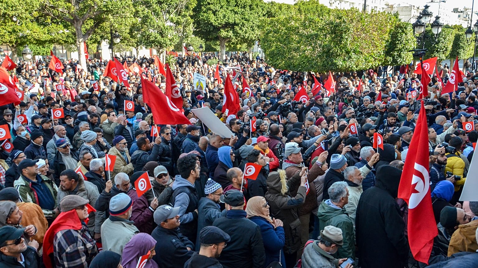 يشارك الناس في احتجاج ضد سياسات الرئيس قيس سعيد، في تونس العاصمة، يوم الأحد 5 مارس 2023. (صورة من وكالة أسوشيتد برس/حسن دريدي)
