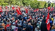 يشارك الناس في احتجاج ضد سياسات الرئيس قيس سعيد، في تونس العاصمة، يوم الأحد 5 مارس 2023. (صورة من وكالة أسوشيتد برس/حسن دريدي)