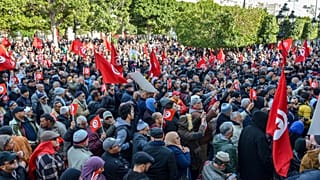 يشارك الناس في احتجاج ضد سياسات الرئيس قيس سعيد، في تونس العاصمة، يوم الأحد 5 مارس 2023. (صورة من وكالة أسوشيتد برس/حسن دريدي)