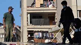 Residentes se encuentran frente a un edificio dañado durante uno de los dos terremotos en Caracas, Venezuela, el 25 de junio de 2026.