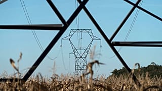 Postes de eletricidade nos arredores de Lyon, no centro de França.