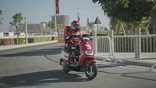 Курьер компании Snoonu доставляет товары в Дохе, Катар.