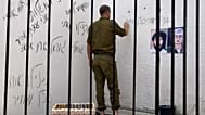 فلسطيني يلعب دور الجندي الإسرائيلي الأسير جلعاد شاليط خلال فعالية في مخيم جباليا، في 25 حزيران 2011.