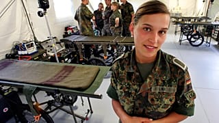 Im Rahmen der Amtshilfe unterstützt die Bundeswehr die Feuerwehr oder das Technische Hilfswerk. 