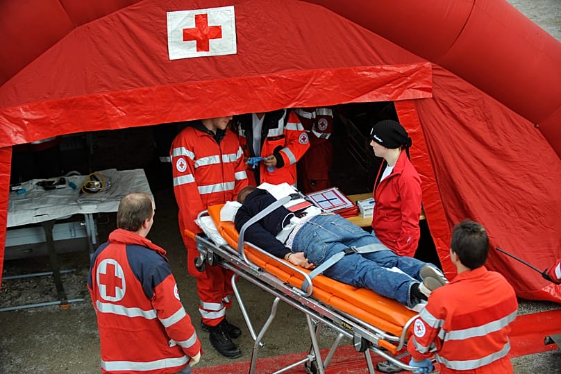 Archiv: Sanitäter des Bayerischen Roten Kreuzes versorgen während einer Katastrophenschutzübung einen simulierten Verletzten.