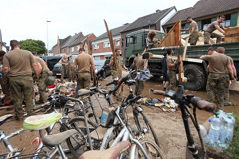 Soldaten der Bundeswehr räumen nach der Flutkatastrophe im Jahr 2021 eine Straße frei.
