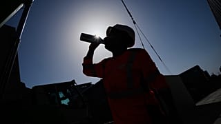 Un ouvrier boit de l’eau sur un chantier par fortes chaleurs à Boulogne-Billancourt, près de Paris, le mercredi 24 juin 2026.