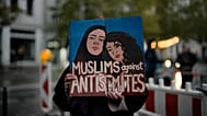 امرأة مسلمة ببرلين ترفع ملصقاً ضد معاداة السامية تضامناً مع الجالية اليهودية بعد هجوم على كنيس وروضة الجمعة 20 أكتوبر 2023