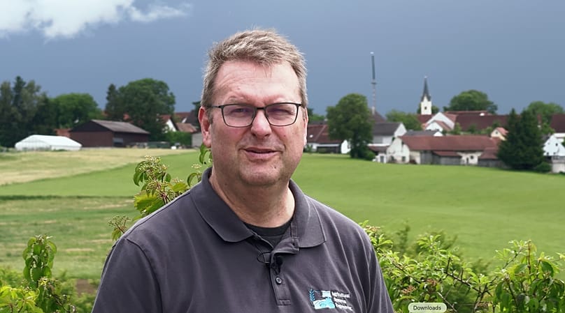TU-Professor Bernhardt forscht an der landwirtschaftlichen Versuchsanstalt Dürnast bei Freising zu Agri-PV-Anlagen.