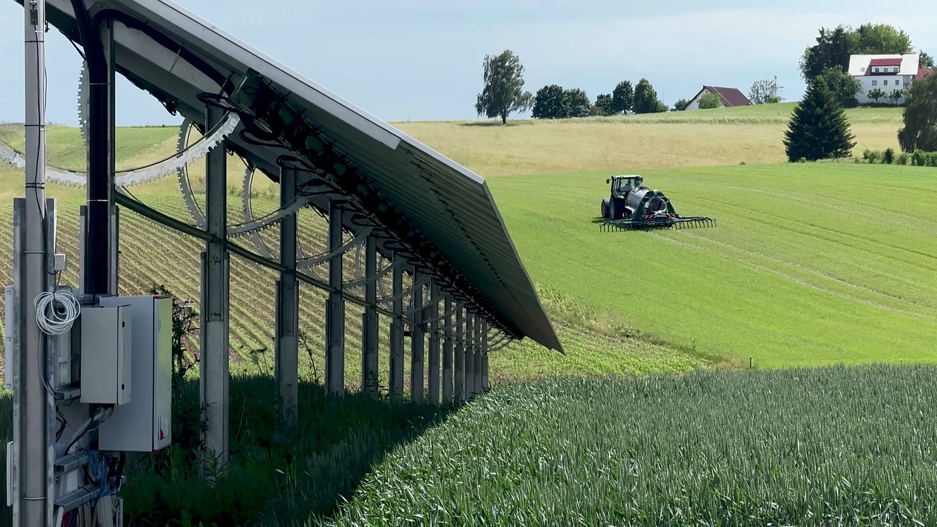 Agri-PV у Баварії: як сонячні панелі поєднують із сільським господарством для збереження земель