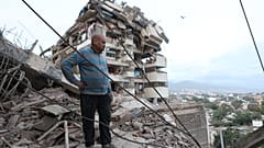In La Guaira in Venezuela steht ein Mann zwischen den Trümmern eines eingestürzten Gebäudes nach einem Erdbeben.